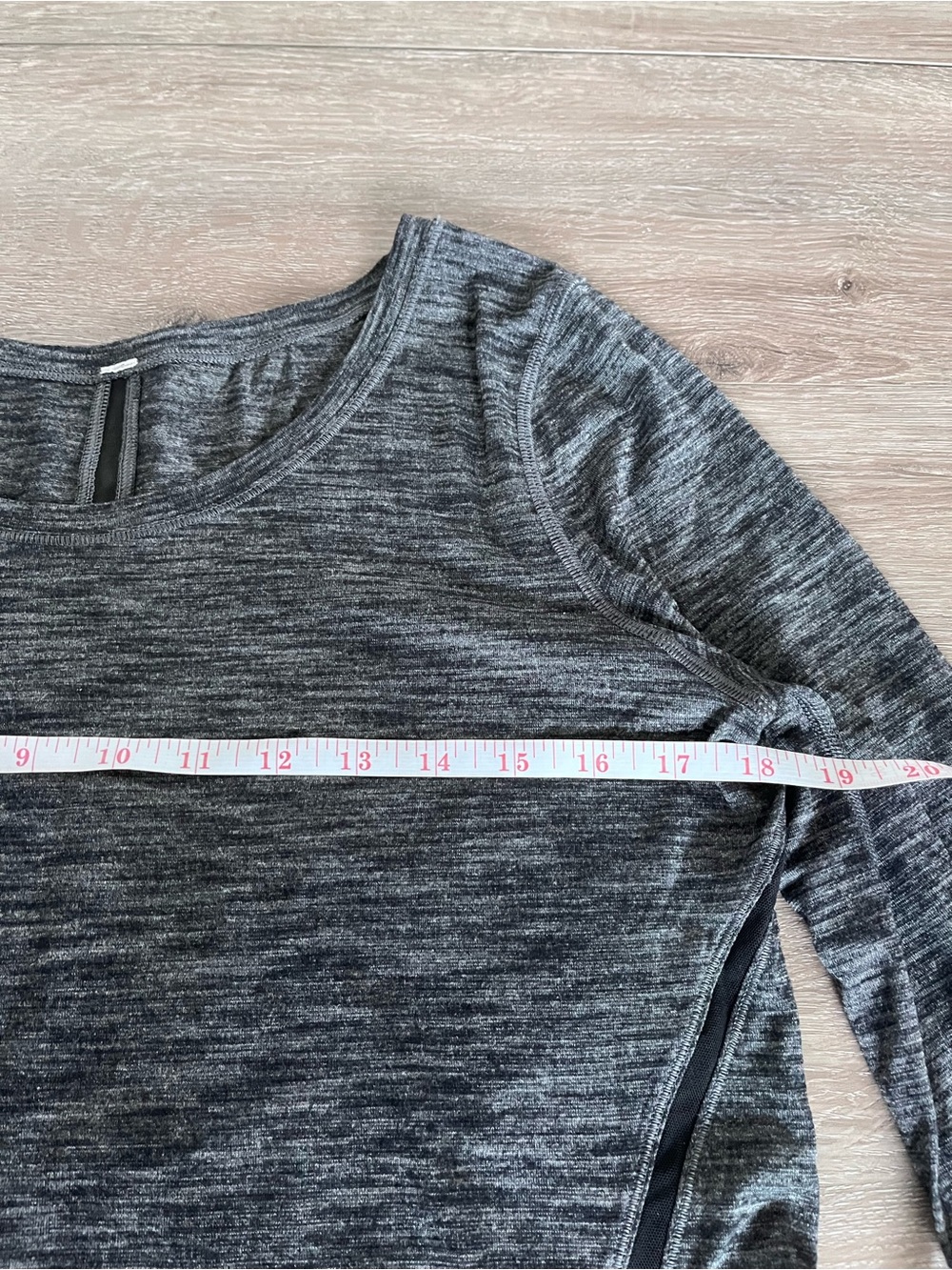 Lululemon Women's Long Sleeve Heathered Gray Top - Picture 7 of 7